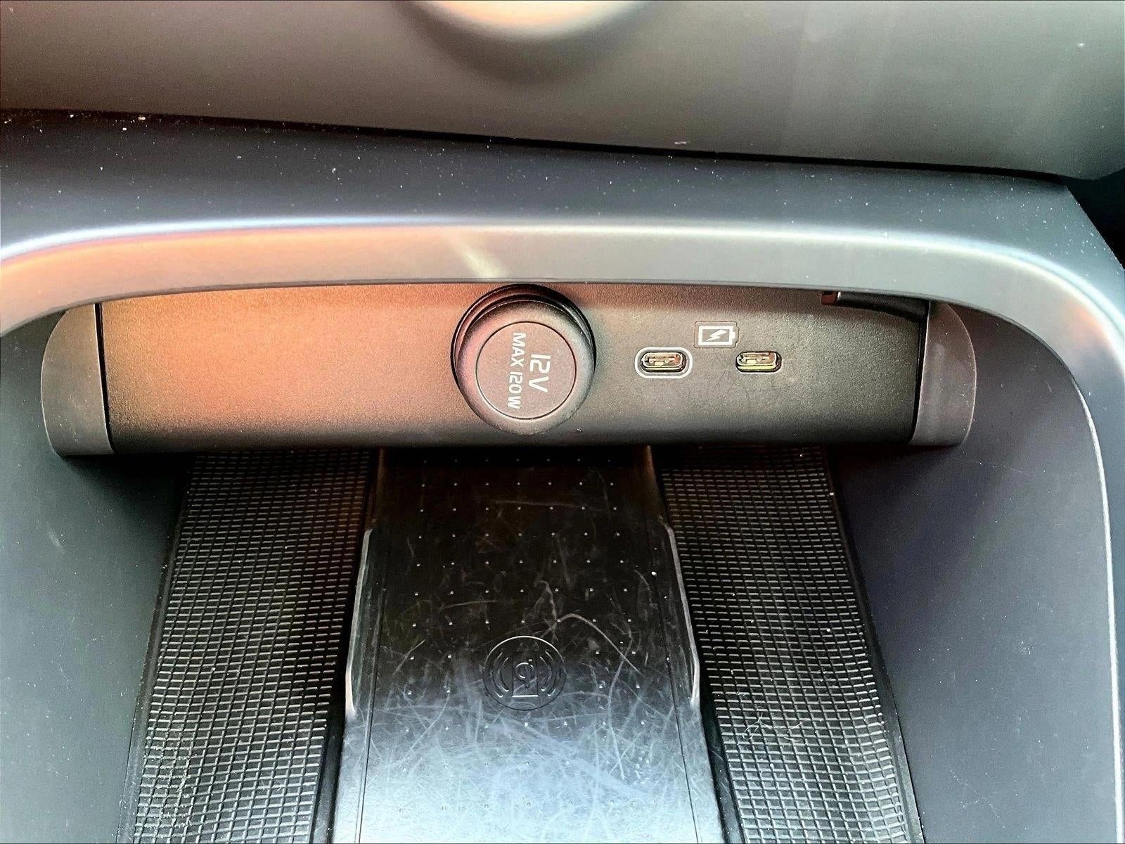 2024 Volvo XC40 Plus Dark Theme