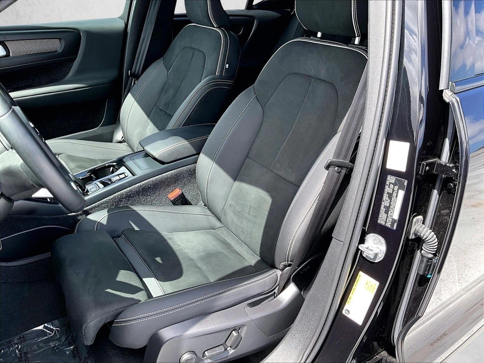 2024 Volvo XC40 Plus Dark Theme