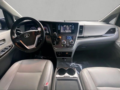 2017 Toyota Sienna XLE Auto Access Seat