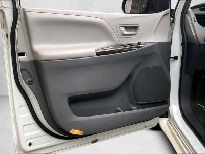 2017 Toyota Sienna XLE Auto Access Seat