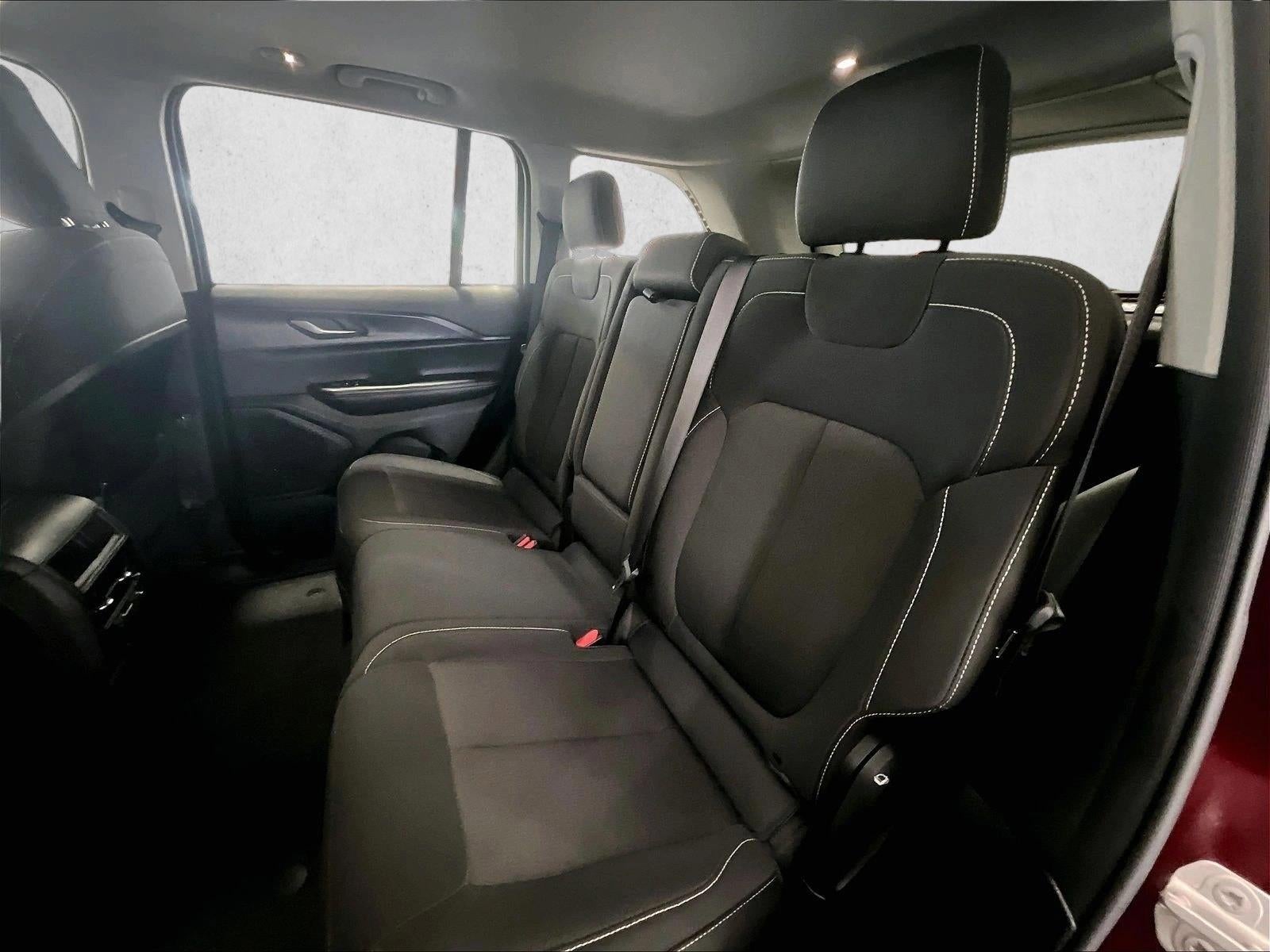 2023 Jeep Grand Cherokee Laredo 4x2