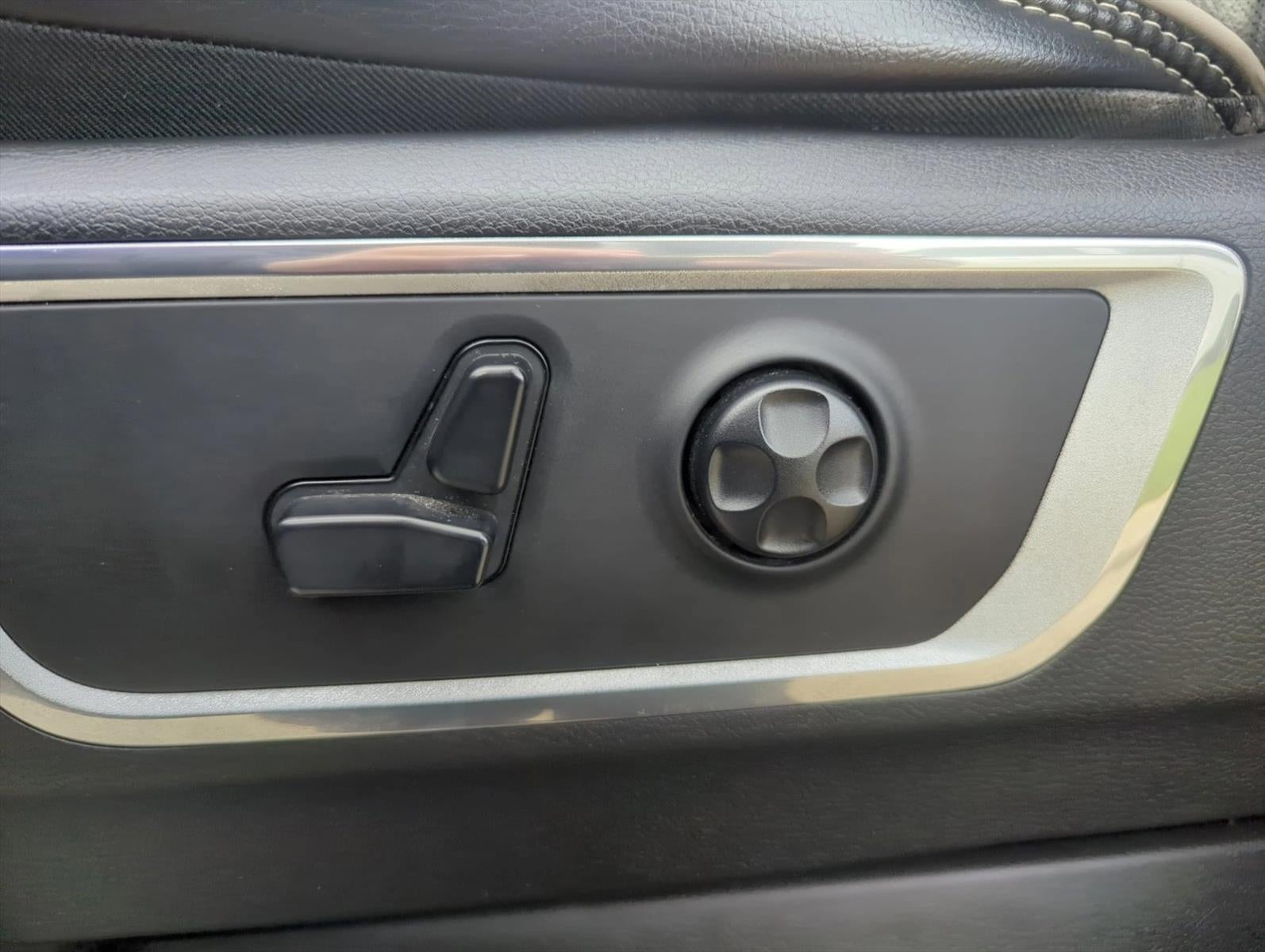 2019 RAM 1500 Laramie 4x2 Crew Cab 5'7" Box