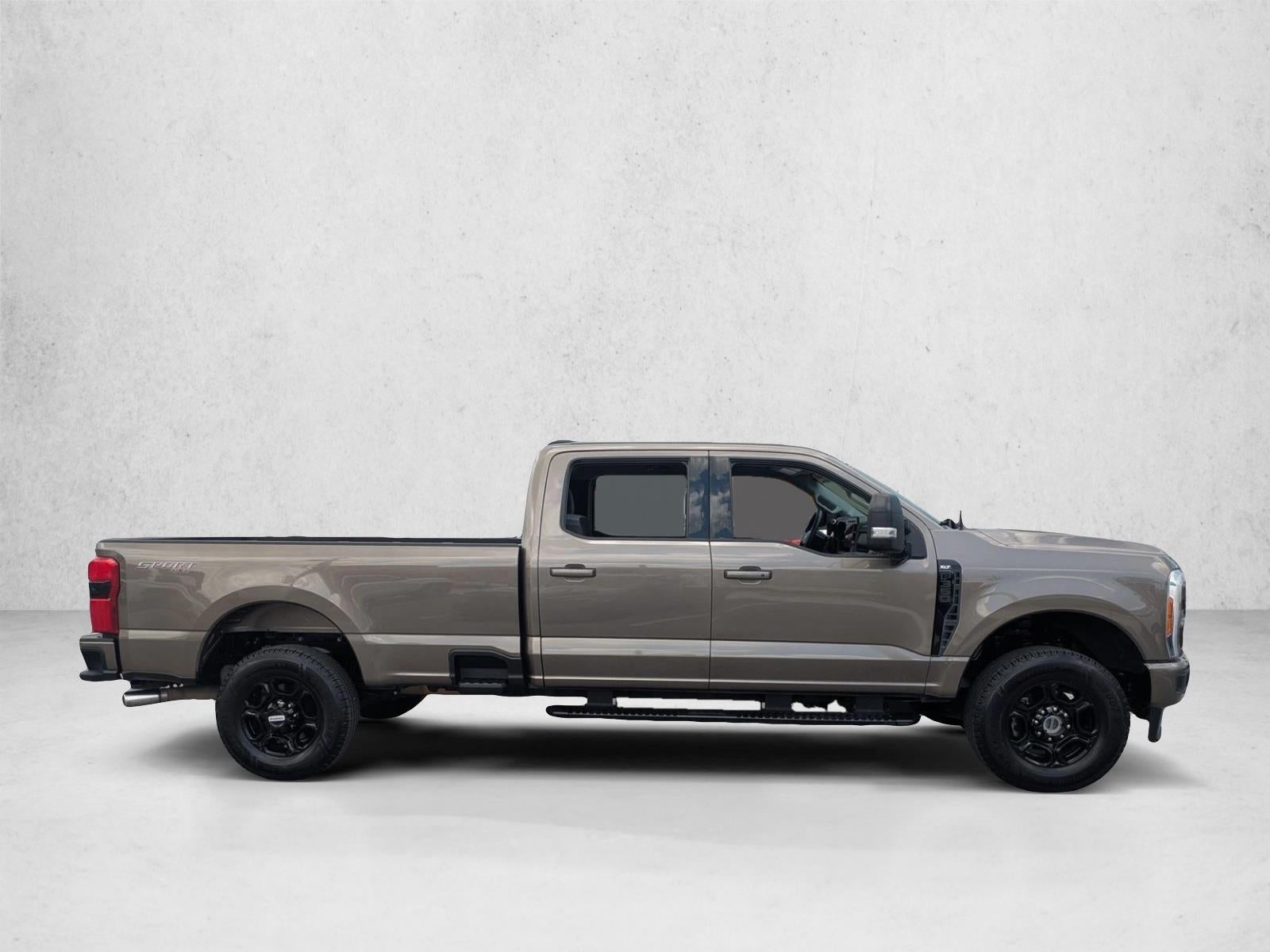 2023 Ford Super Duty F-350 SRW XLT 4WD Crew Cab 6.75' Box