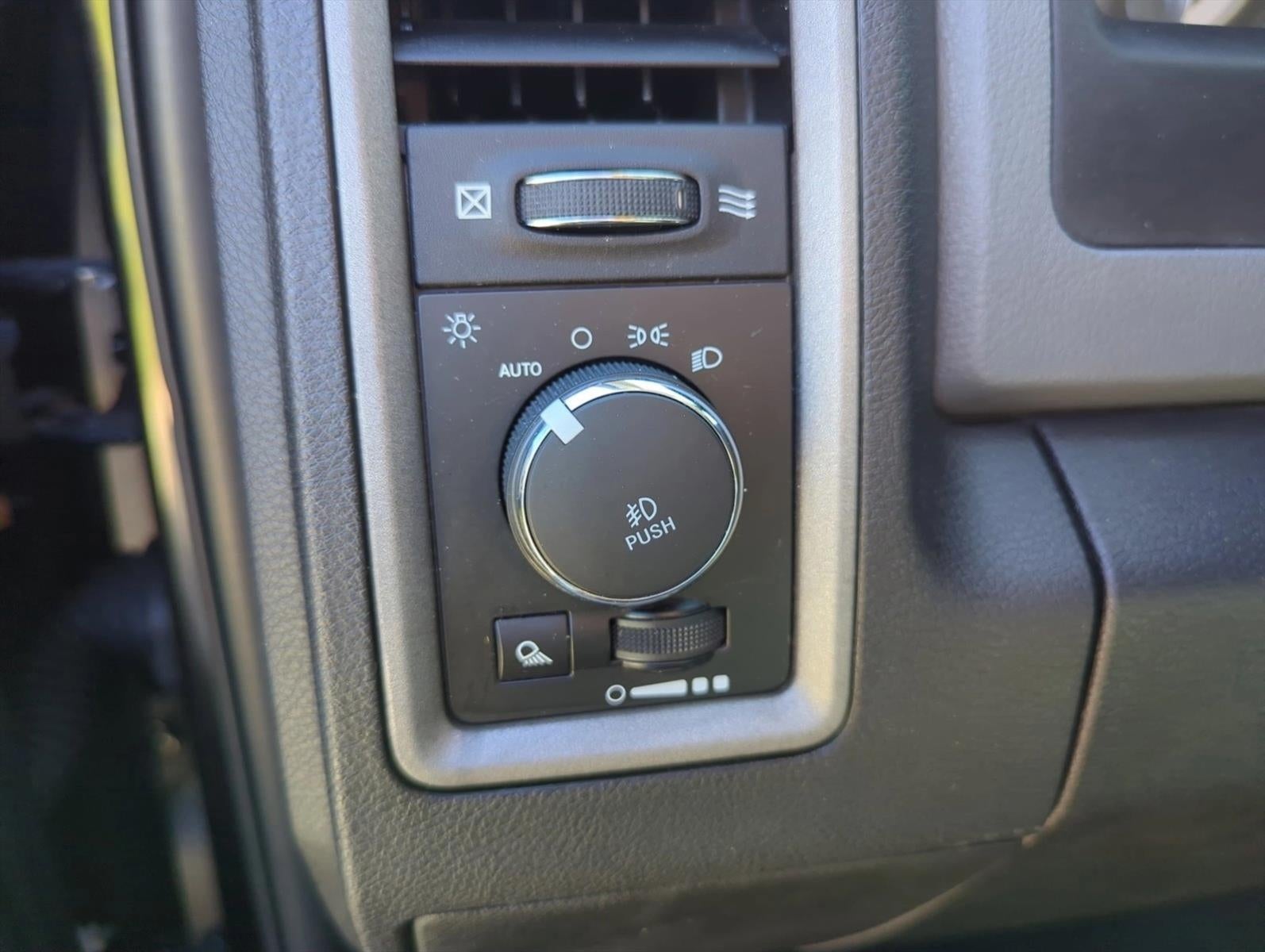 2018 RAM 1500 Express 4x2 Crew Cab 5'7" Box