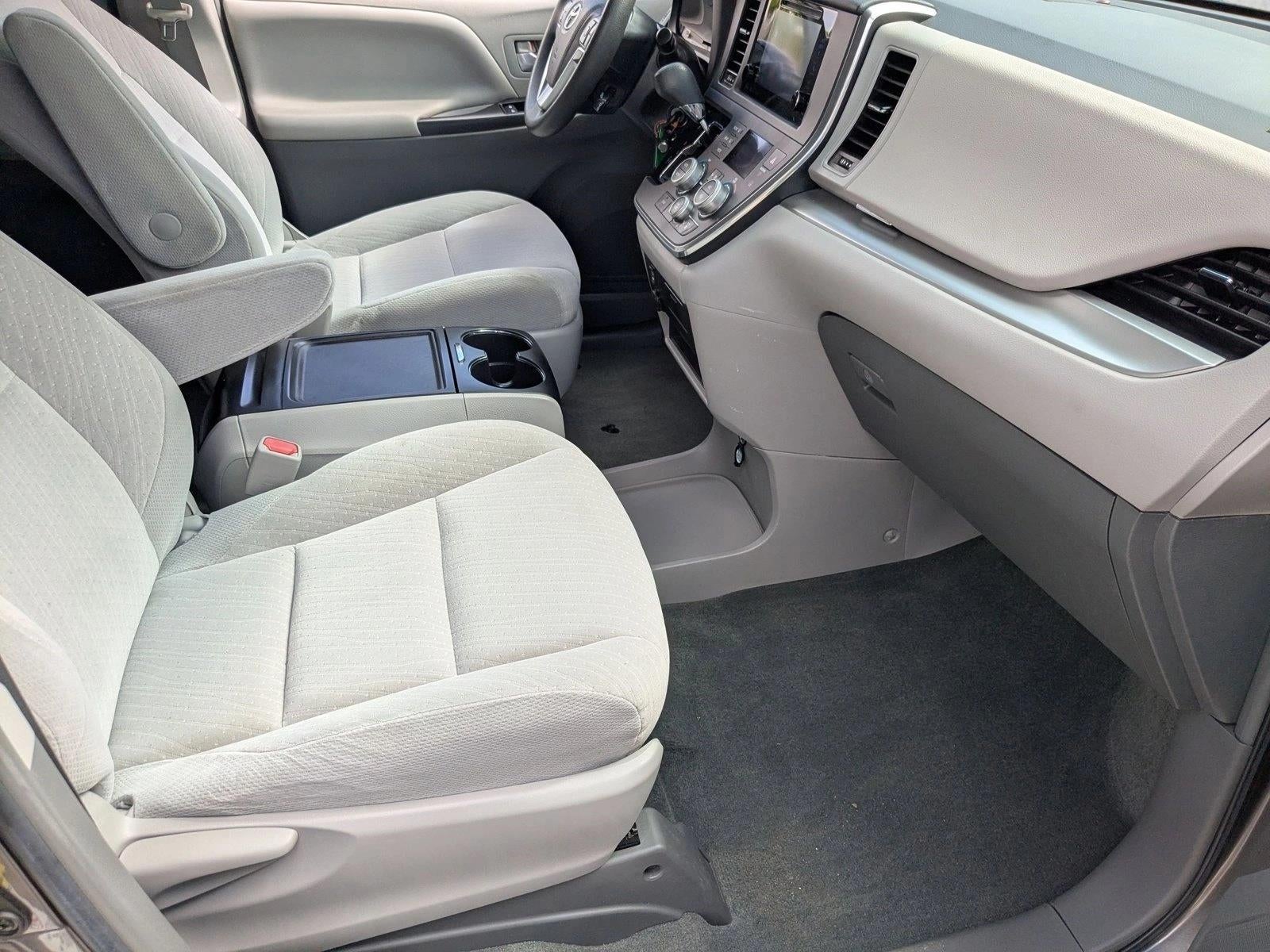 2017 Toyota Sienna LE FWD 8-Passenger (Natl)