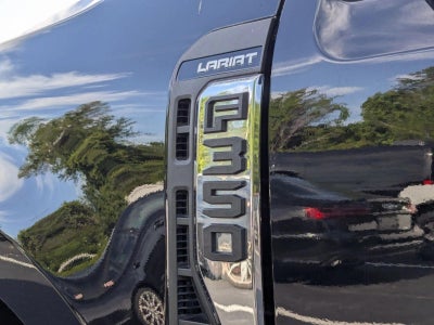 2023 Ford Super Duty F-350 DRW LARIAT 4WD Crew Cab 8' Box