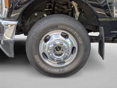 2023 Ford Super Duty F-350 DRW LARIAT 4WD Crew Cab 8' Box