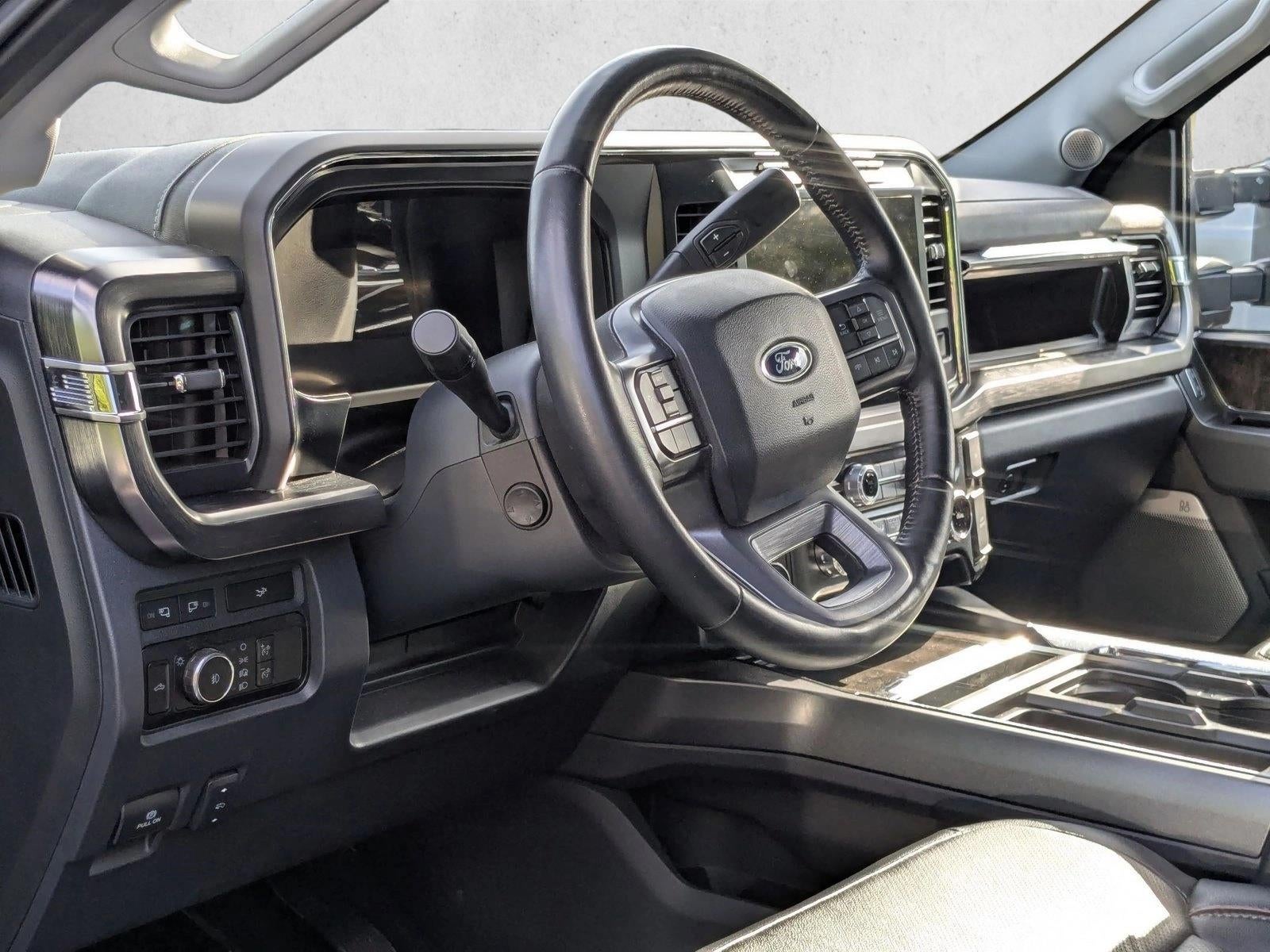 2023 Ford Super Duty F-350 DRW LARIAT 4WD Crew Cab 8' Box