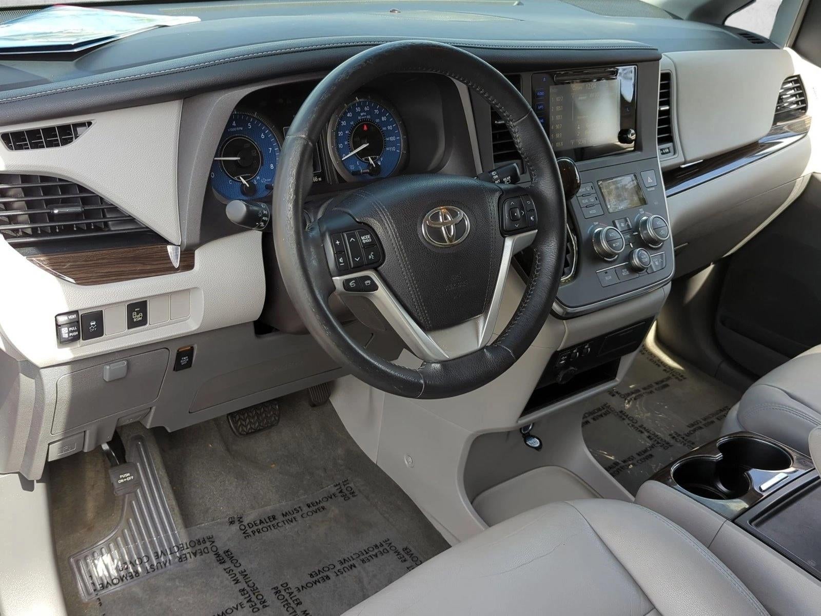 2017 Toyota Sienna XLE FWD 8-Passenger (Natl)