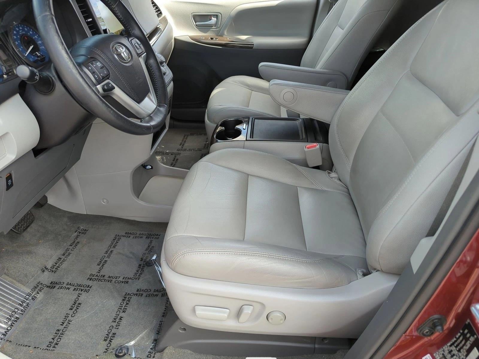 2017 Toyota Sienna XLE FWD 8-Passenger (Natl)