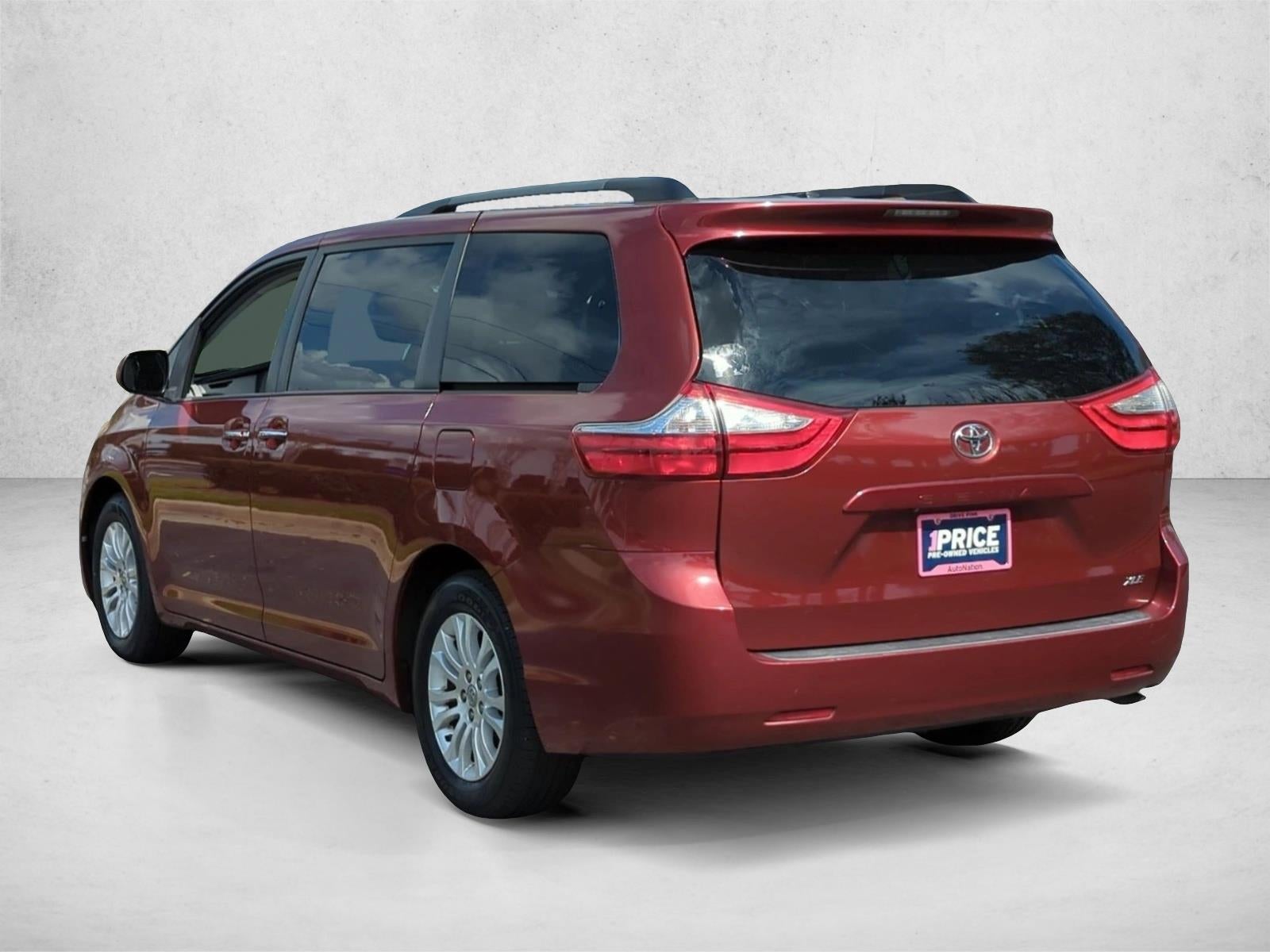 2017 Toyota Sienna XLE FWD 8-Passenger (Natl)