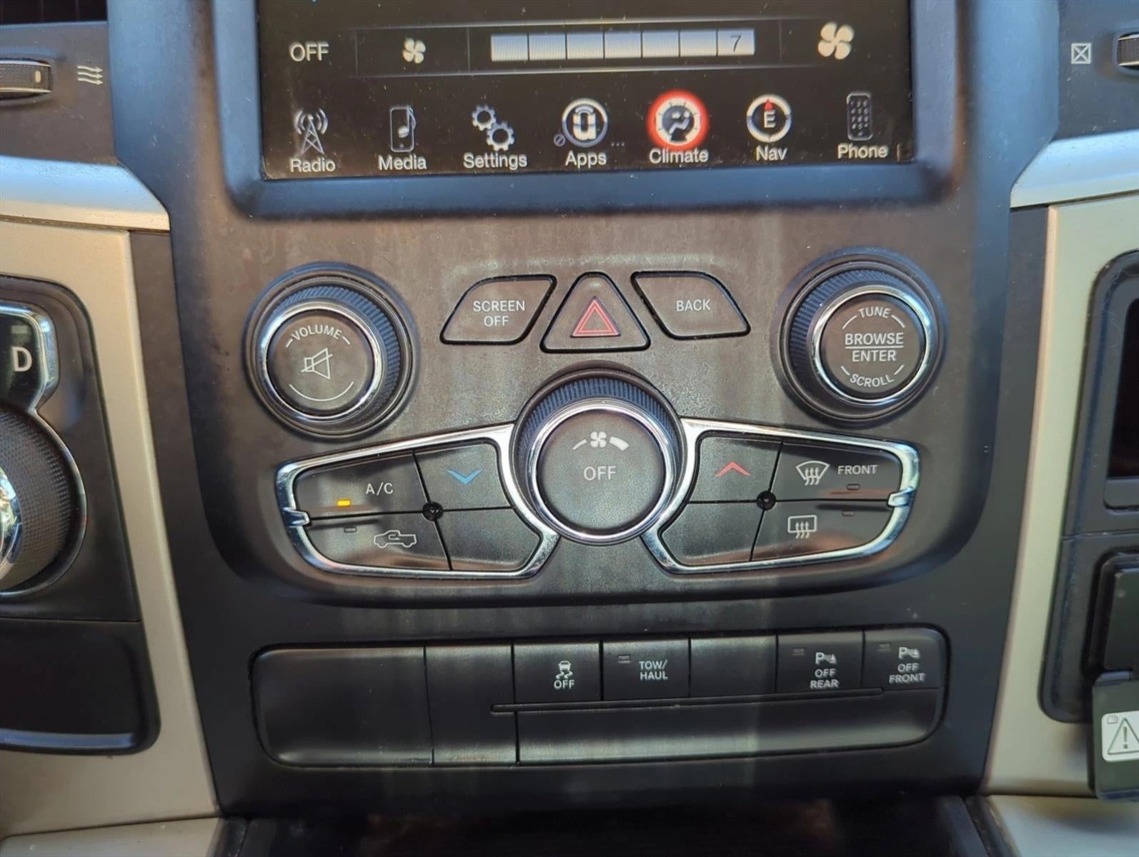 2015 RAM 1500 2WD Crew Cab 5.7 Ft Box Big Horn