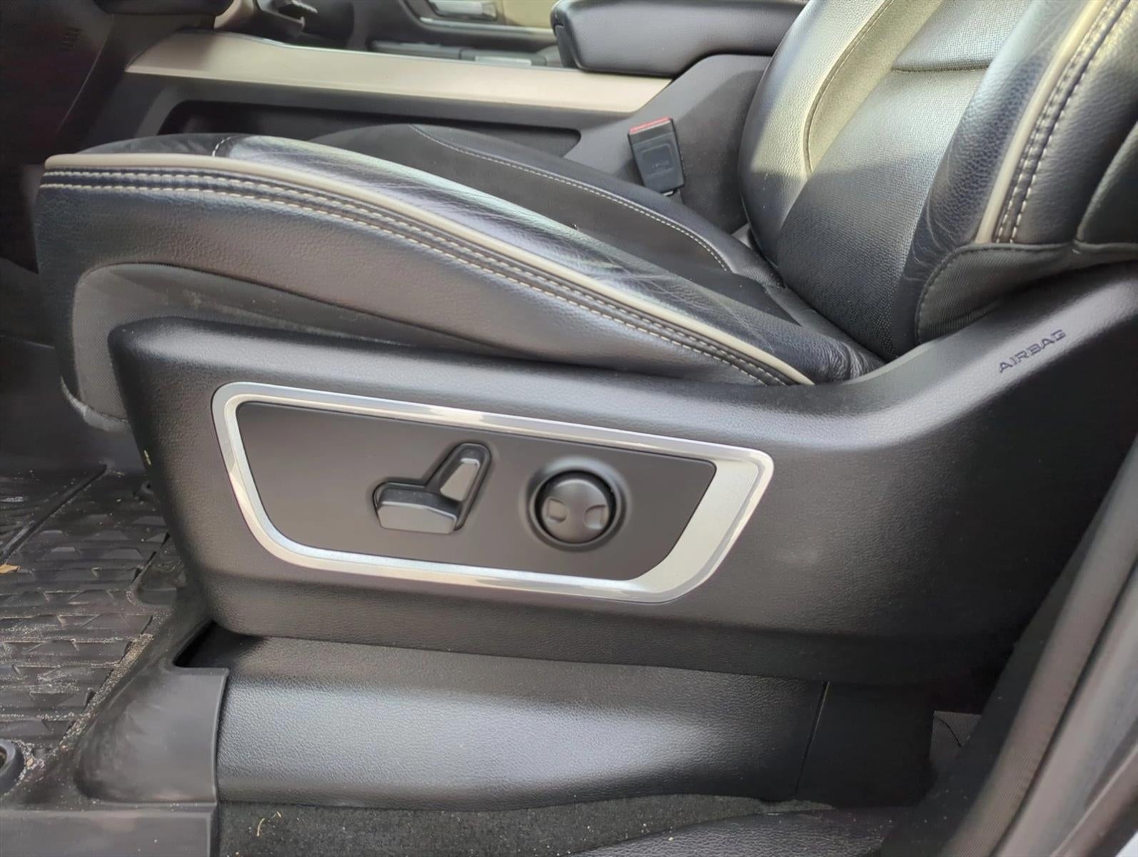 2022 RAM 1500 Laramie 4x4 Crew Cab 5'7" Box