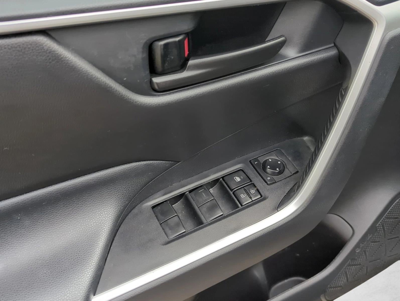 2020 Toyota RAV4 LE FWD (GS)