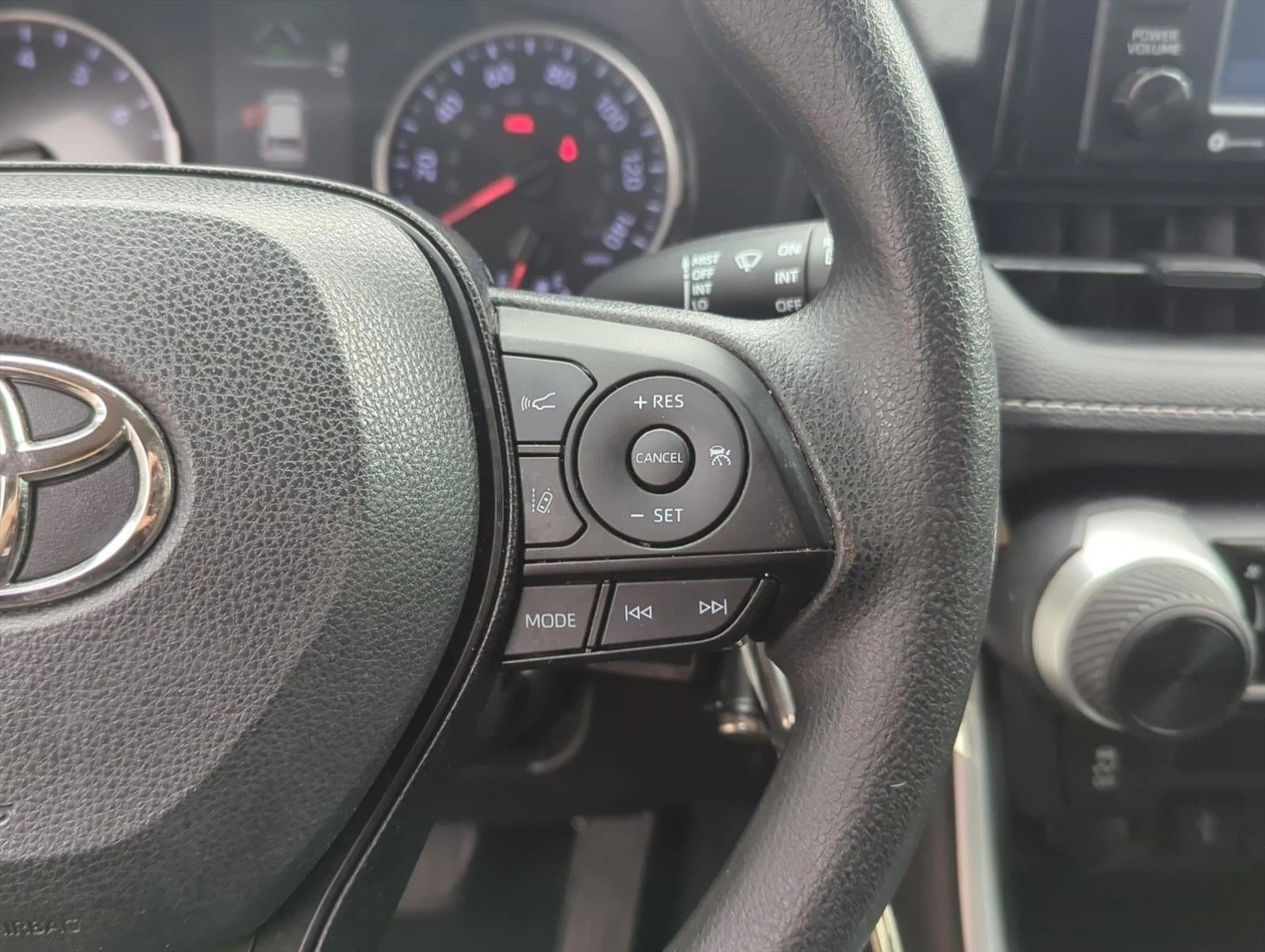 2020 Toyota RAV4 LE FWD (GS)