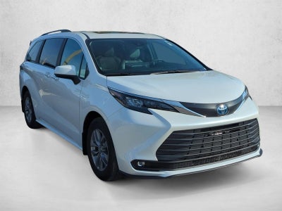 2025 Toyota Sienna XLE FWD 8-Passenger (Natl)