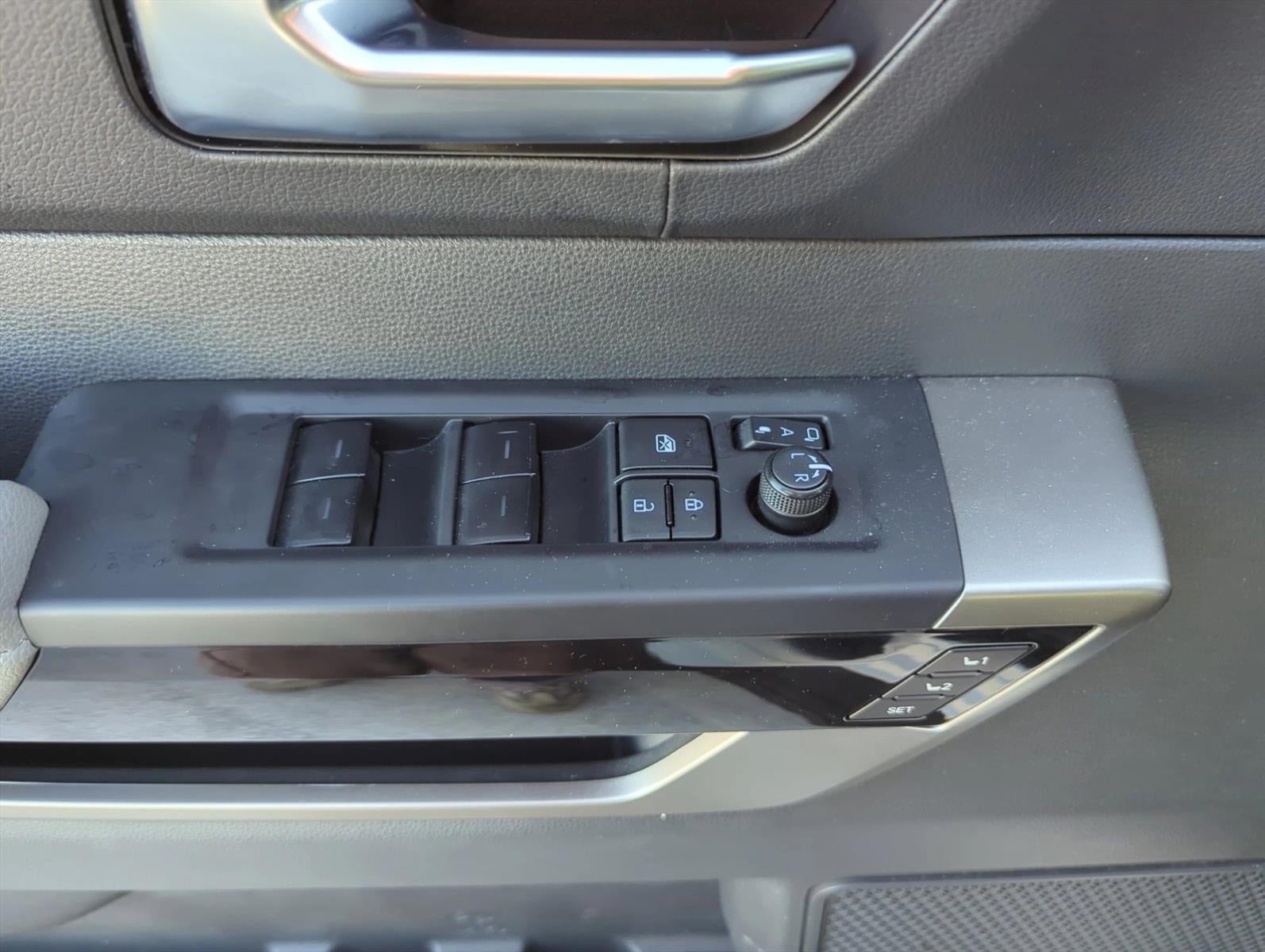 2025 Toyota Sequoia Limited 4WD (SE)