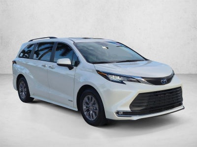 2021 Toyota Sienna XLE FWD 8-Passenger (Natl)
