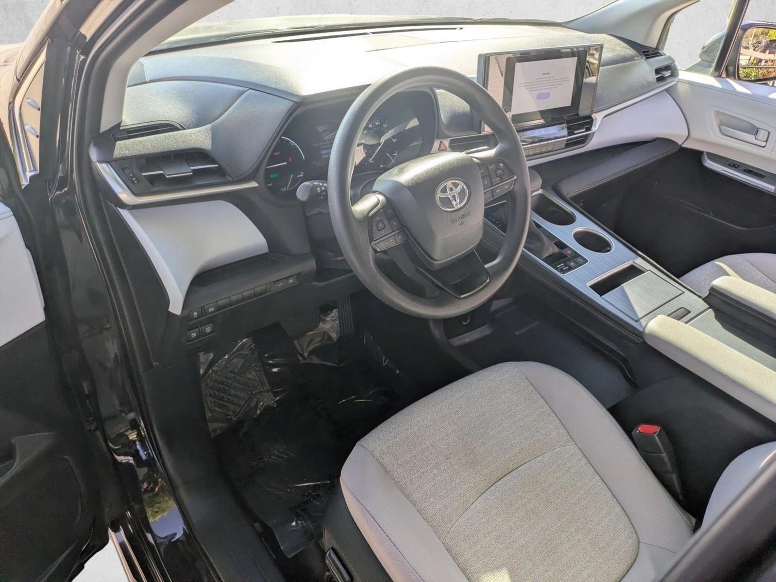 2025 Toyota Sienna LE FWD 8-Passenger (Natl)