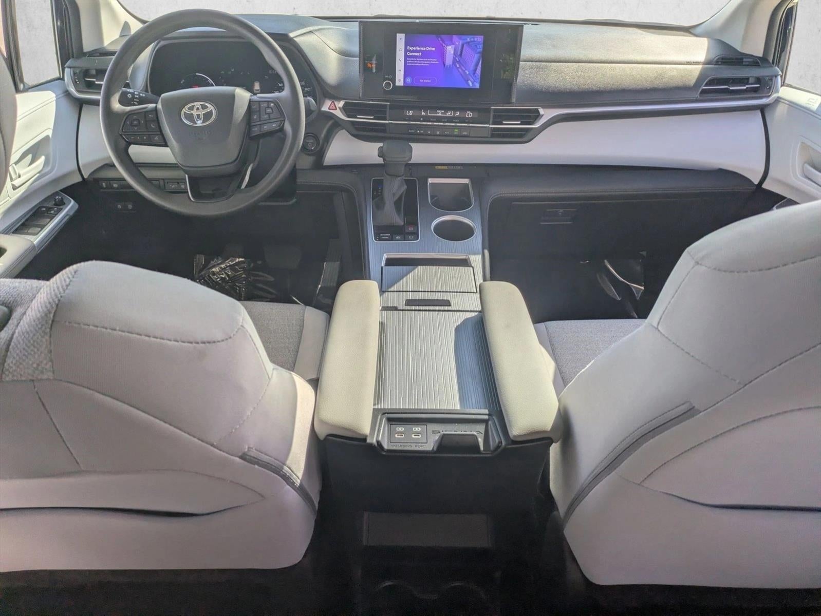 2025 Toyota Sienna LE FWD 8-Passenger (Natl)