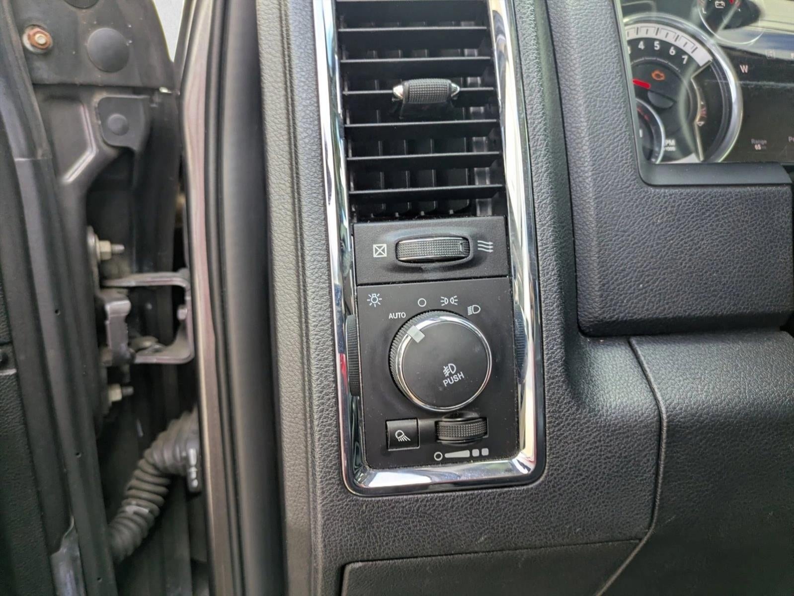 2016 RAM 1500 4WD Crew Cab 6.4 Ft Box Laramie