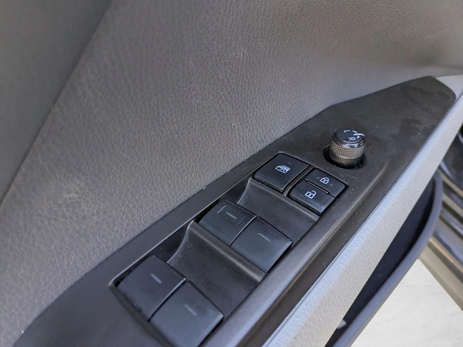 2021 Toyota Camry SE Auto (SE)