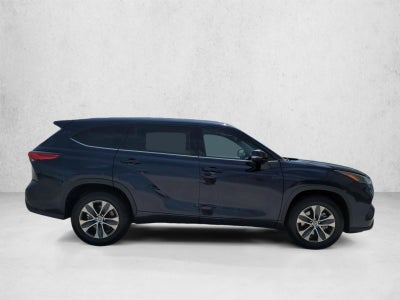 2022 Toyota Highlander XLE FWD (Natl)