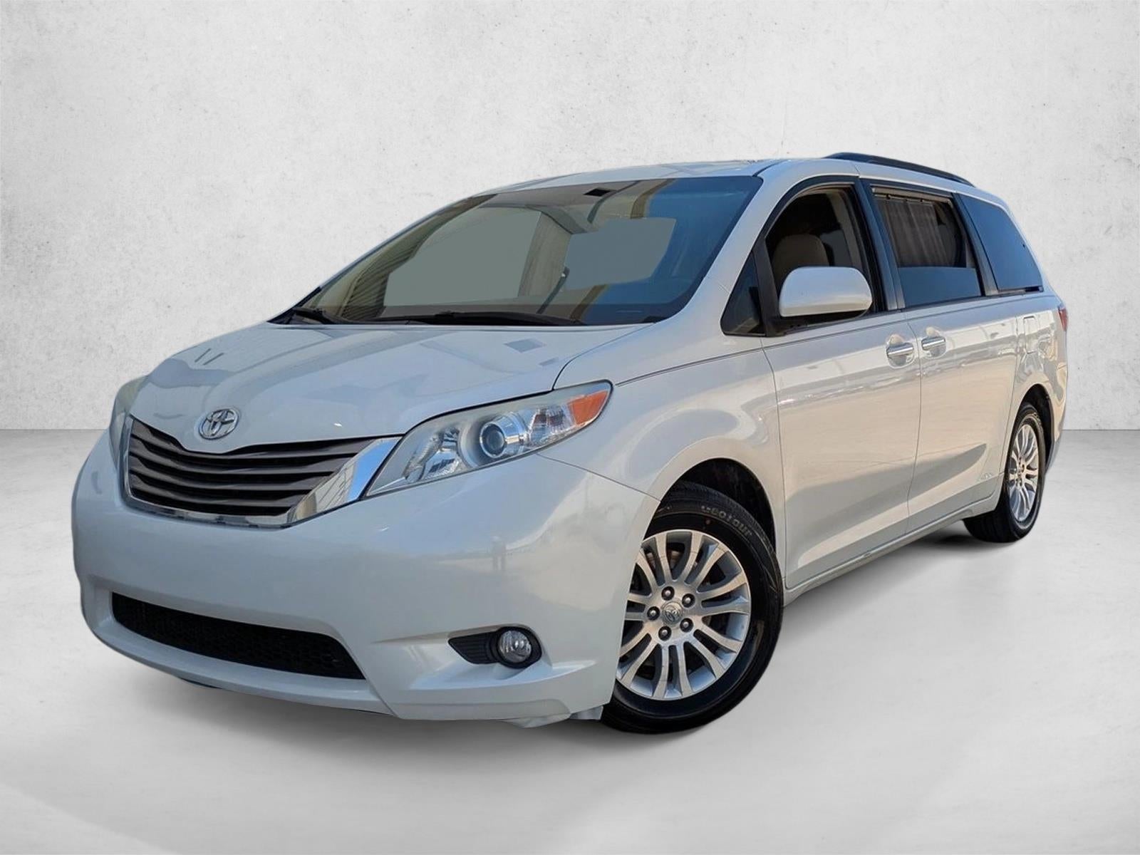 2017 Toyota Sienna XLE FWD 8-Passenger (Natl)