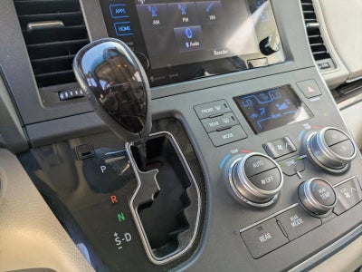 2017 Toyota Sienna XLE FWD 8-Passenger (Natl)