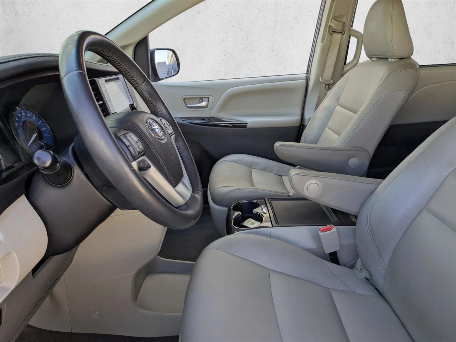 2017 Toyota Sienna XLE FWD 8-Passenger (Natl)