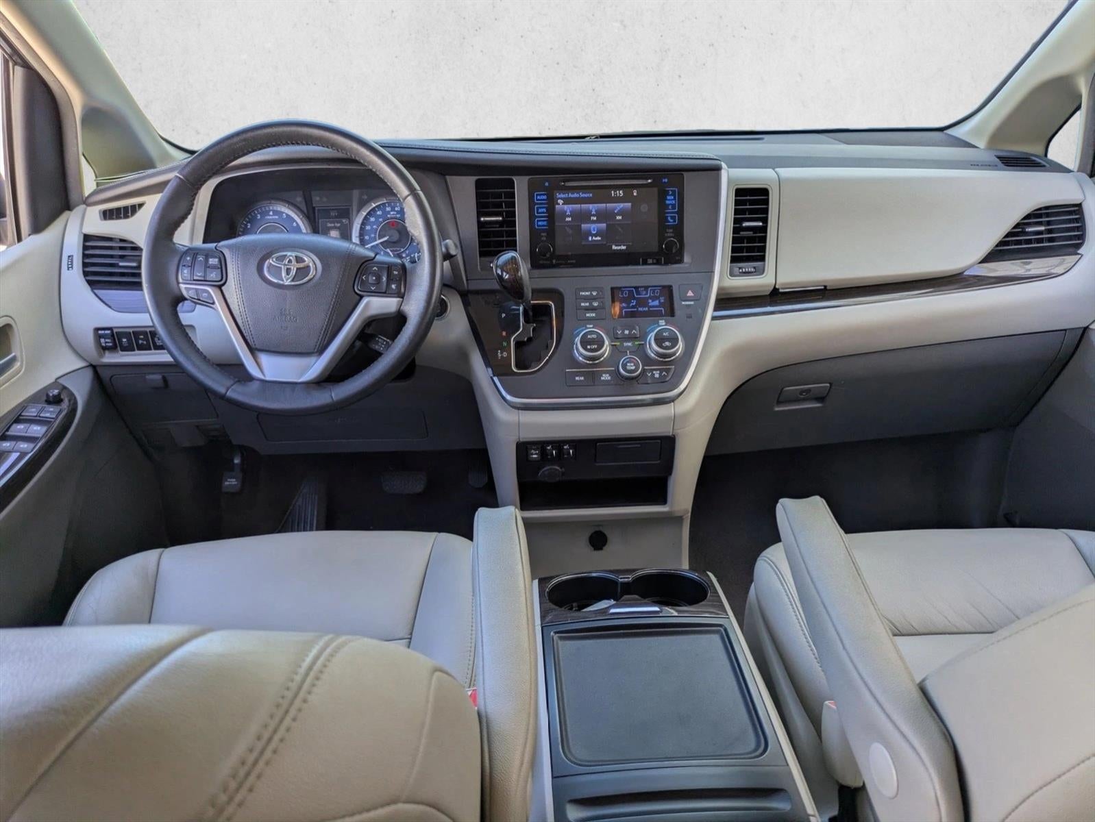 2017 Toyota Sienna XLE FWD 8-Passenger (Natl)