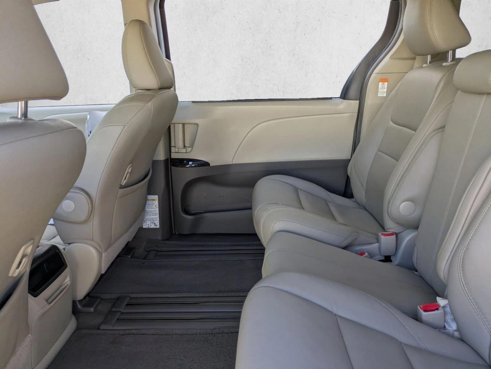 2017 Toyota Sienna XLE FWD 8-Passenger (Natl)