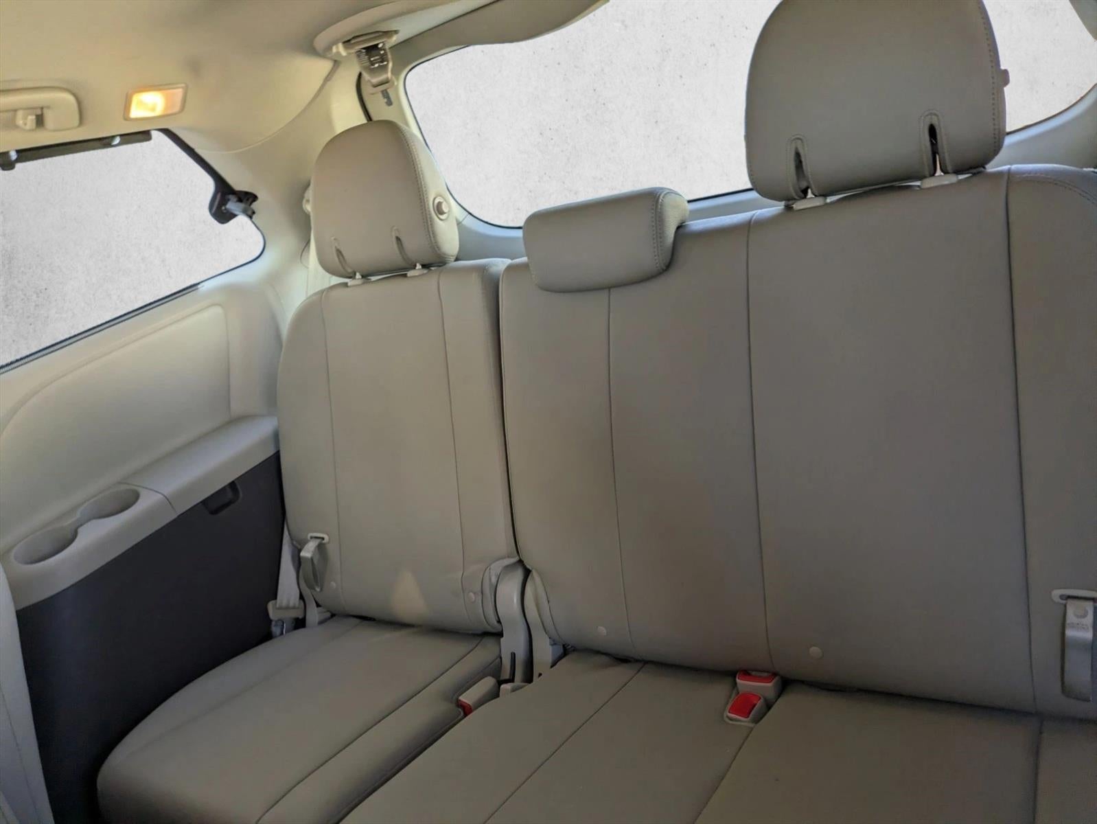 2017 Toyota Sienna XLE FWD 8-Passenger (Natl)