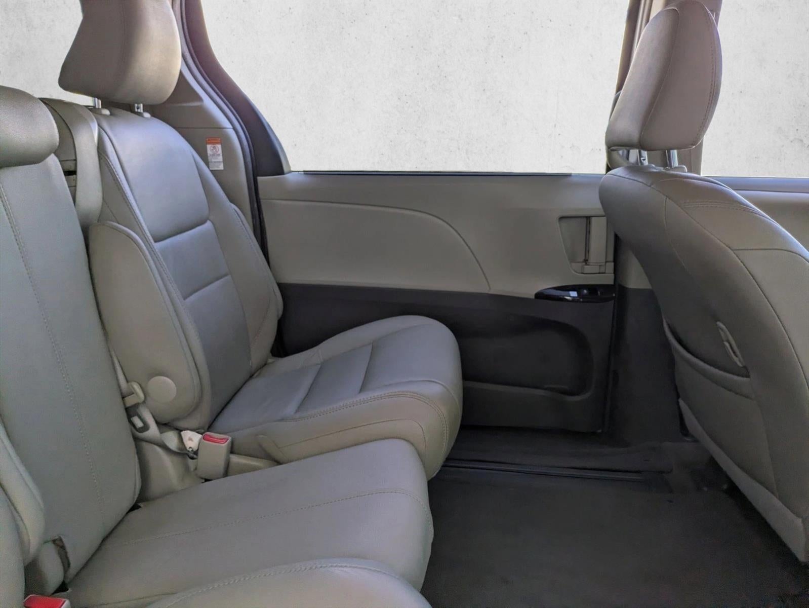 2017 Toyota Sienna XLE FWD 8-Passenger (Natl)