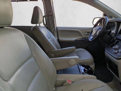 2017 Toyota Sienna XLE FWD 8-Passenger (Natl)