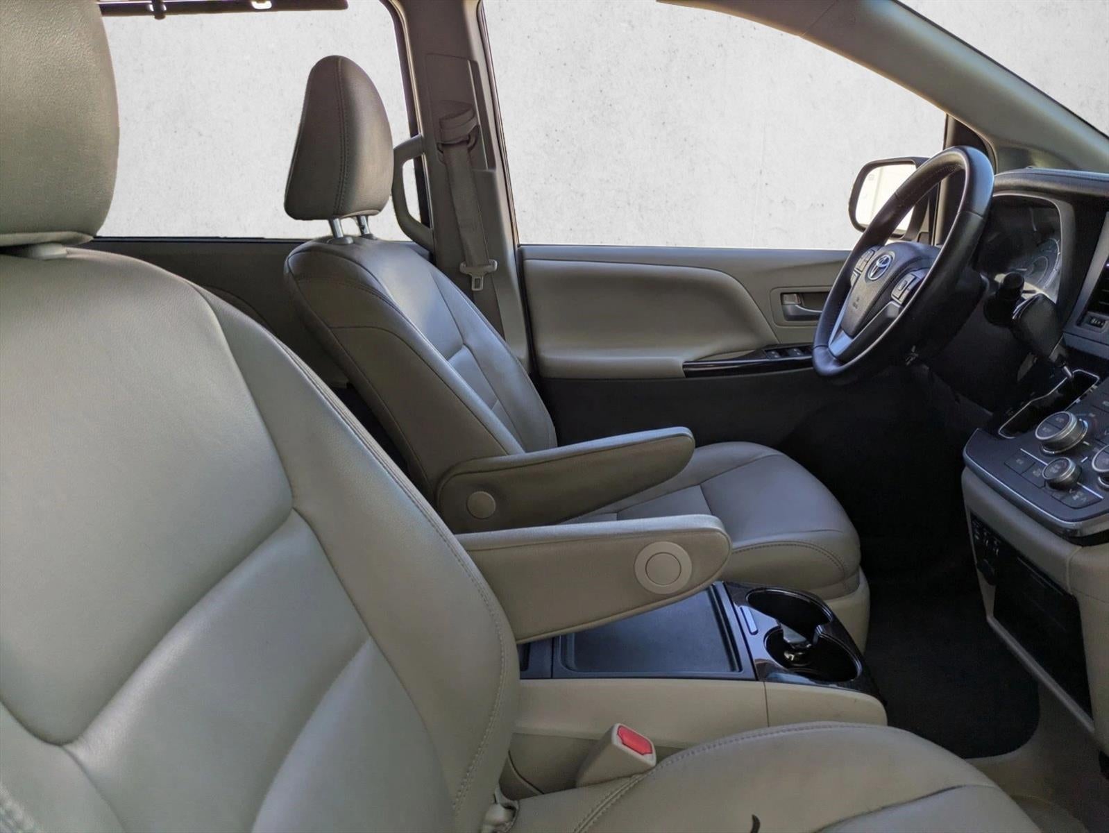 2017 Toyota Sienna XLE FWD 8-Passenger (Natl)