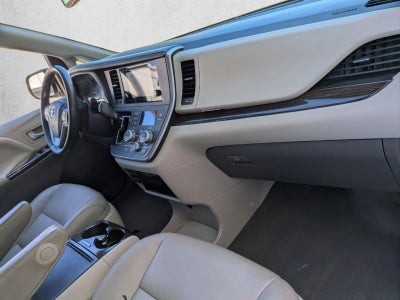 2017 Toyota Sienna XLE FWD 8-Passenger (Natl)