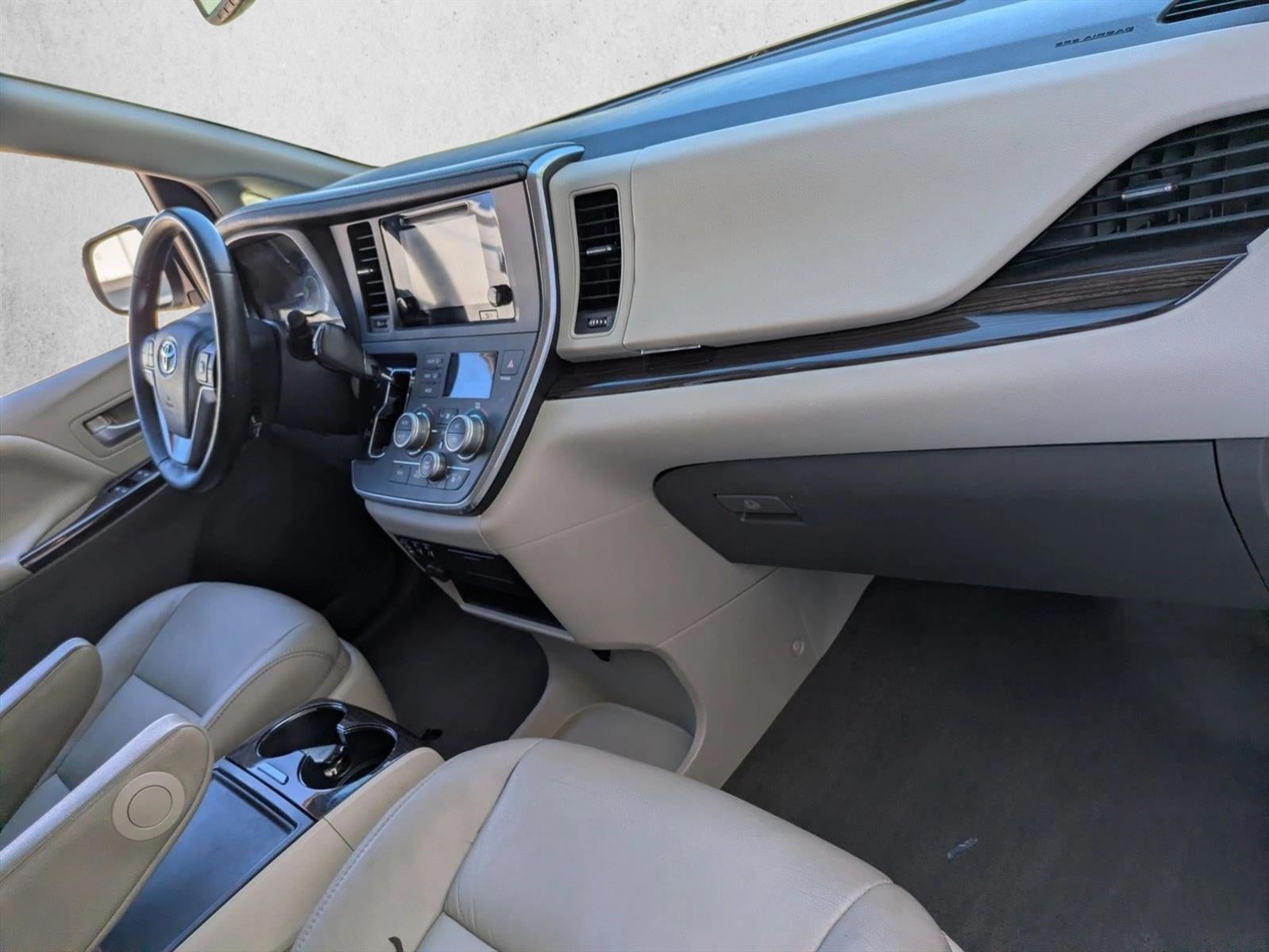 2017 Toyota Sienna XLE FWD 8-Passenger (Natl)