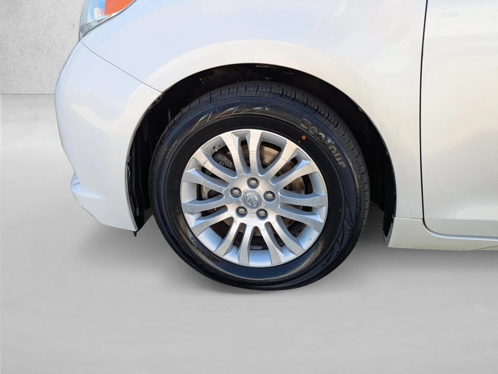 2017 Toyota Sienna XLE FWD 8-Passenger (Natl)