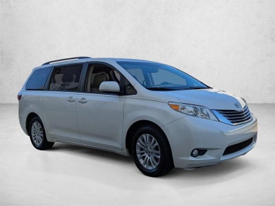 2017 Toyota Sienna XLE FWD 8-Passenger (Natl)