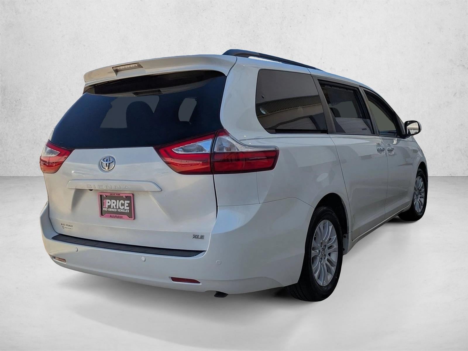 2017 Toyota Sienna XLE FWD 8-Passenger (Natl)