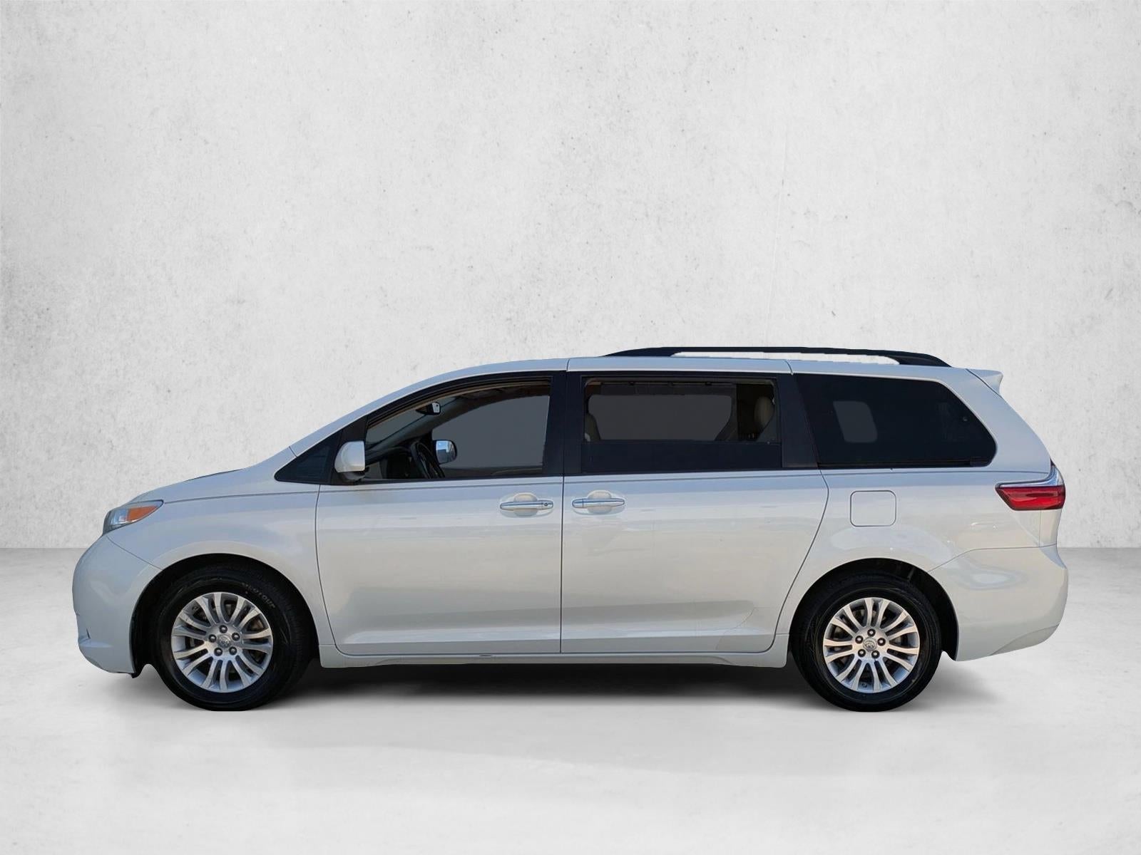 2017 Toyota Sienna XLE FWD 8-Passenger (Natl)