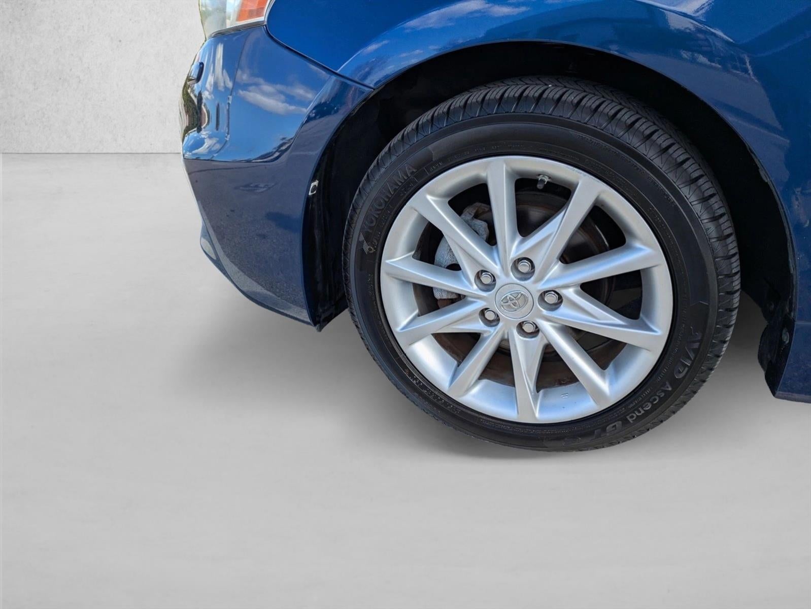 2012 Toyota Prius v 5dr Wgn Five (Natl)