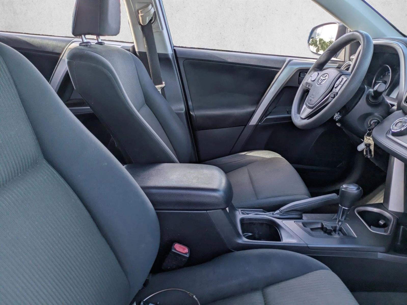 2017 Toyota RAV4 LE FWD (GS)