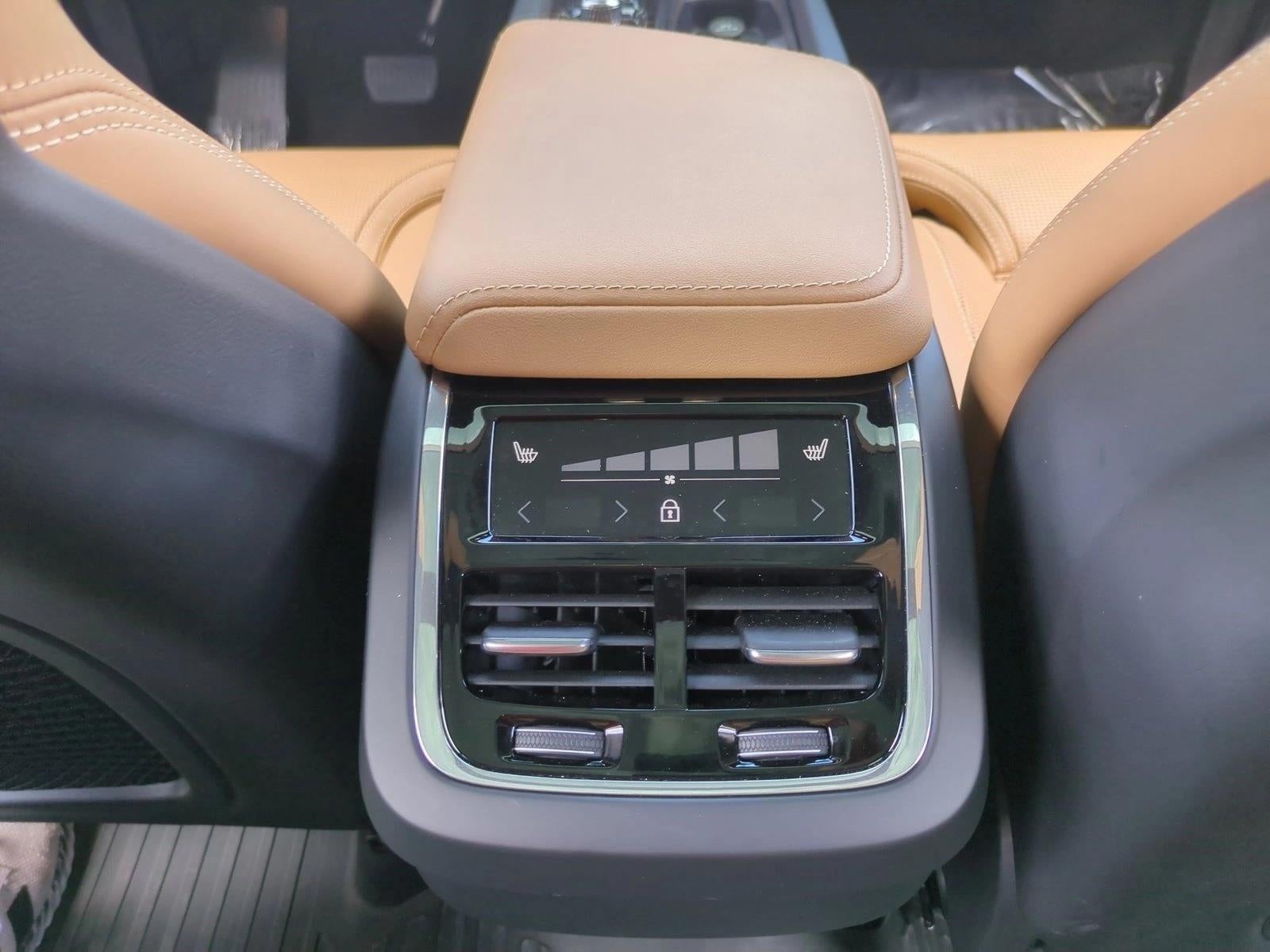 2024 Volvo XC60 B5 AWD Ultimate Dark Theme