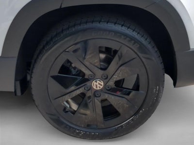 2025 Volkswagen Taos SE FWD