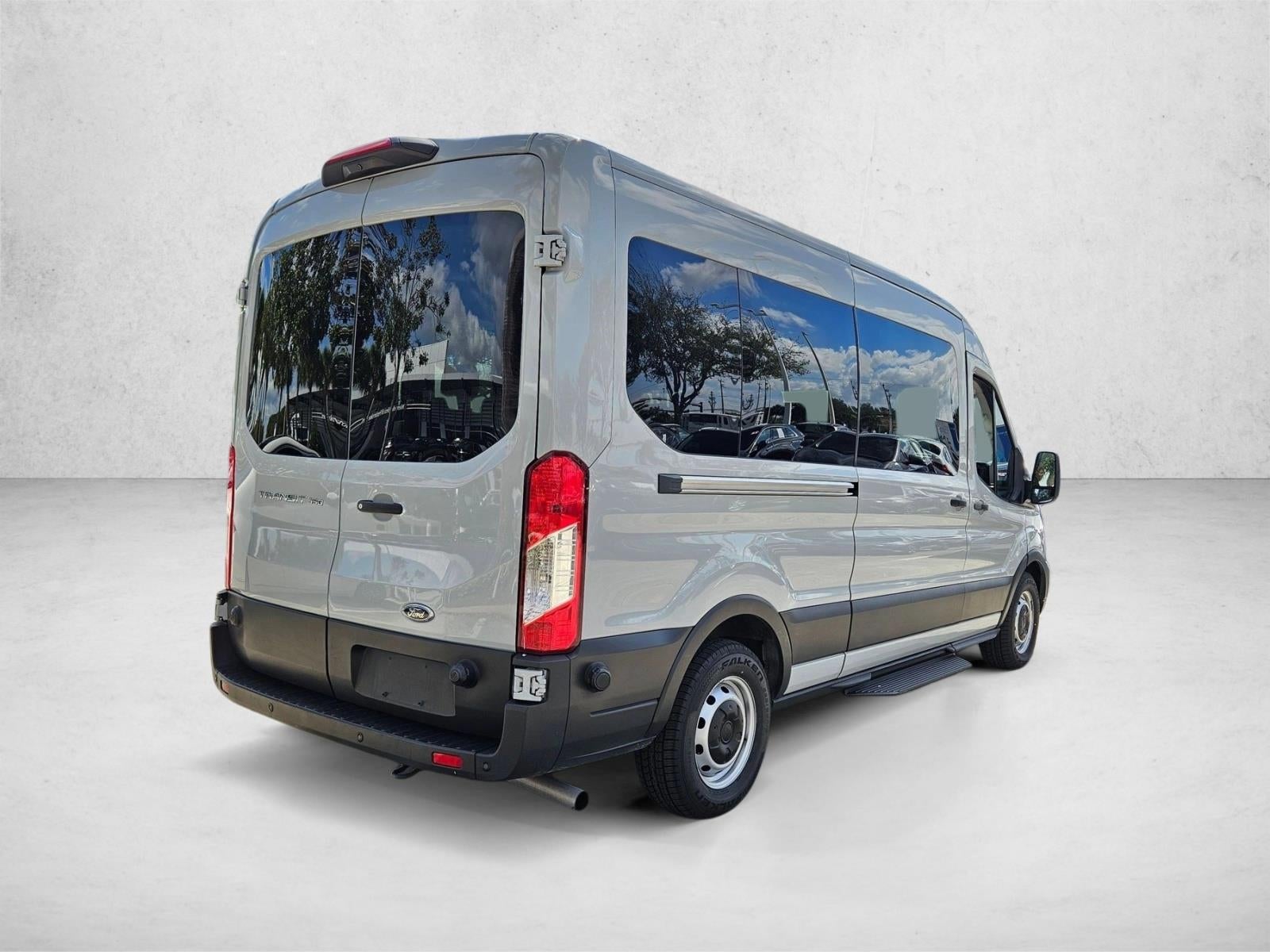 2023 Ford Transit Passenger Wagon T-350 148" Med Roof XL RWD