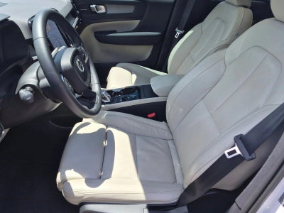 2023 Volvo XC40 B5 AWD Plus Dark Theme