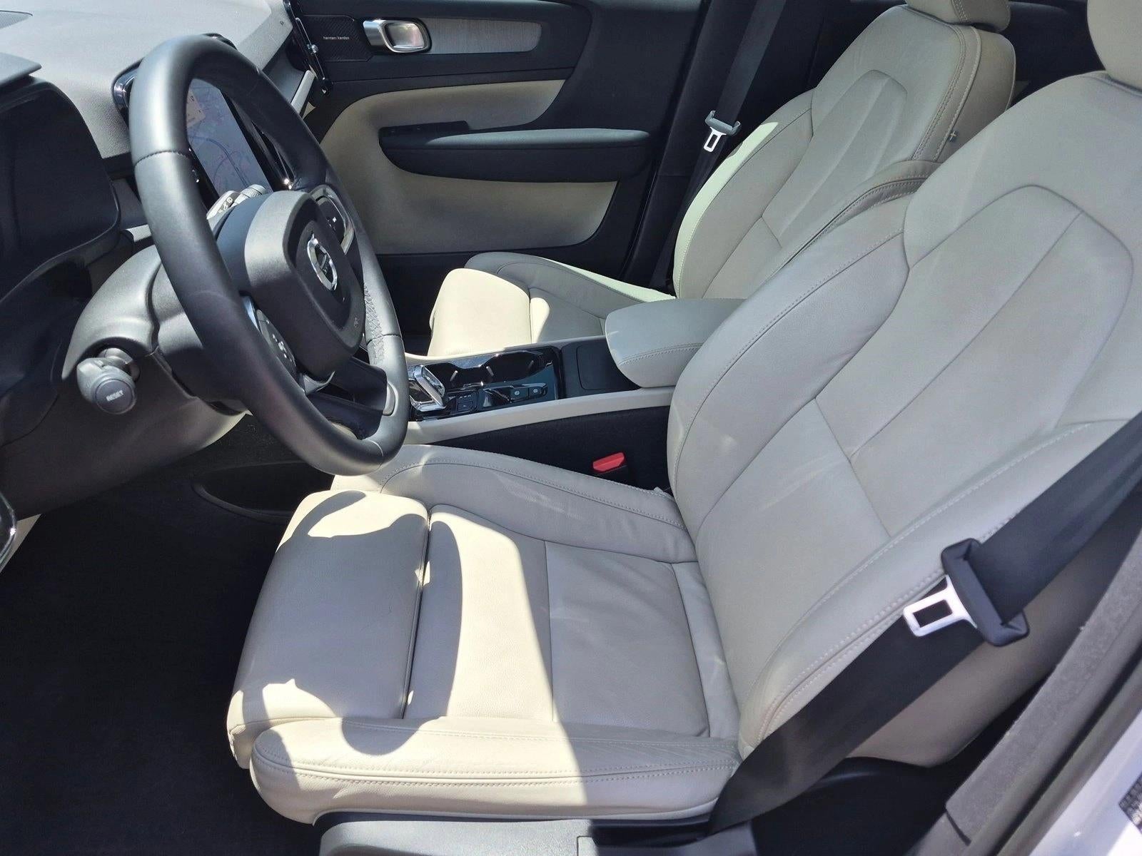 2023 Volvo XC40 B5 AWD Plus Dark Theme