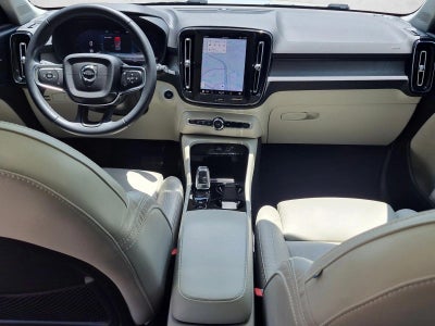 2023 Volvo XC40 B5 AWD Plus Dark Theme